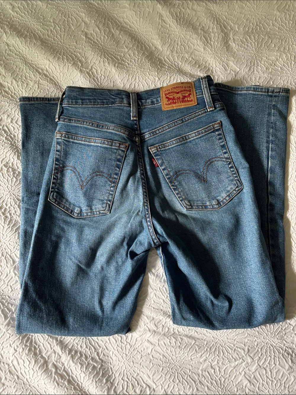 Levi's Wedgie Straight-Leg Jeans in Blue Denim - Picture 2 of 3